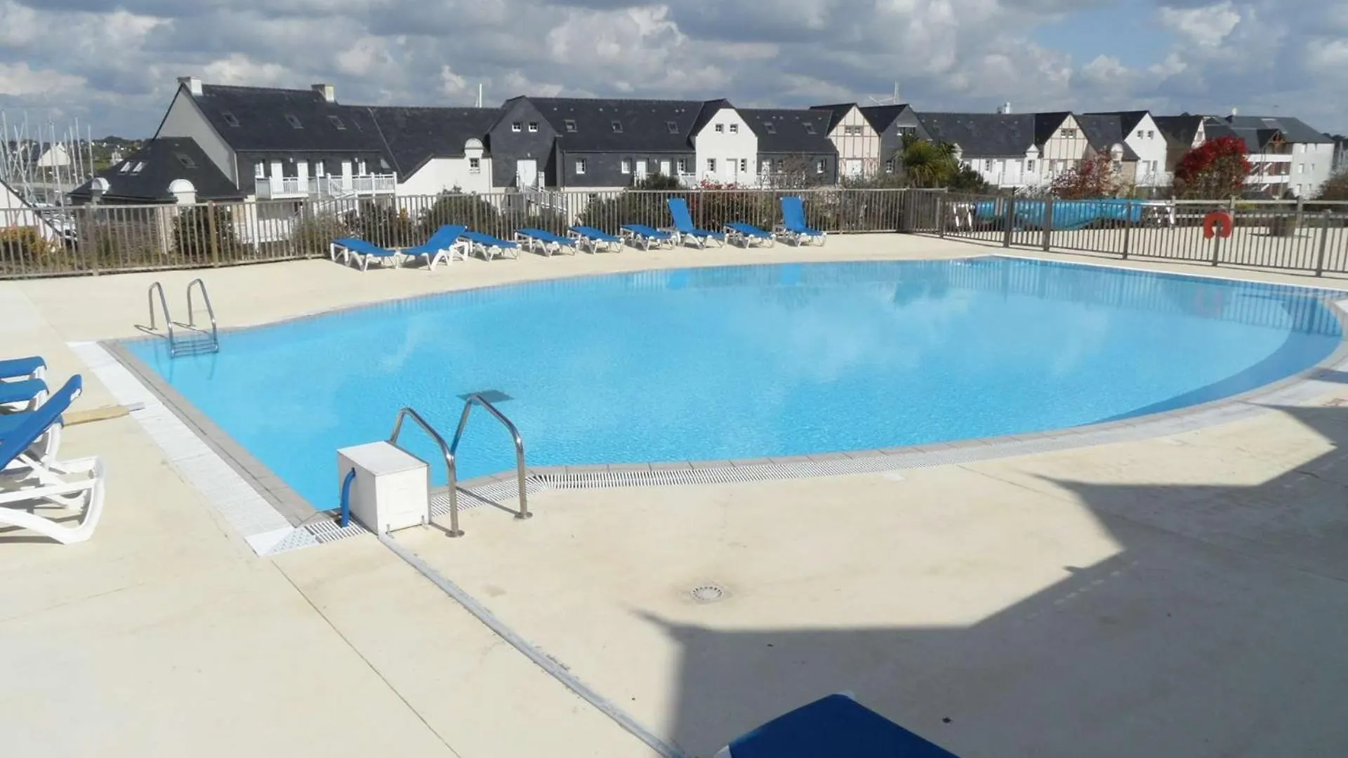Apartment Ref 028 Bel Appartement Rdc Pour 4 Personnes Avec Terrasse Et Piscine L'Ete Arzon